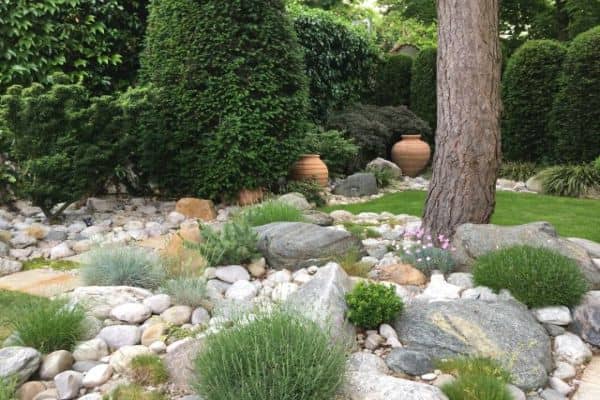 Gartengestaltung mit Steinen und Sträuchern