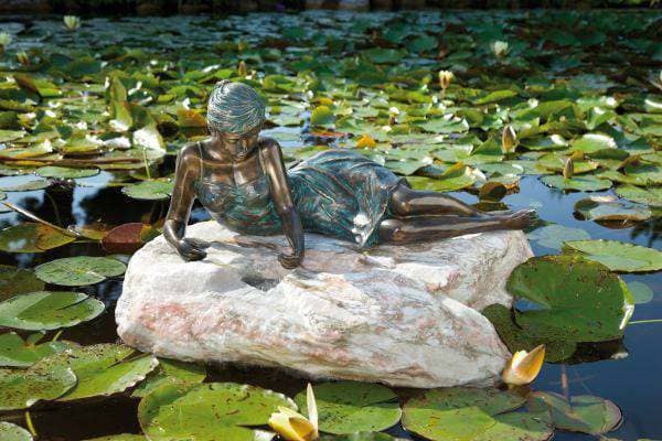 Liegende Figur aus Bronze für eigenen Garten