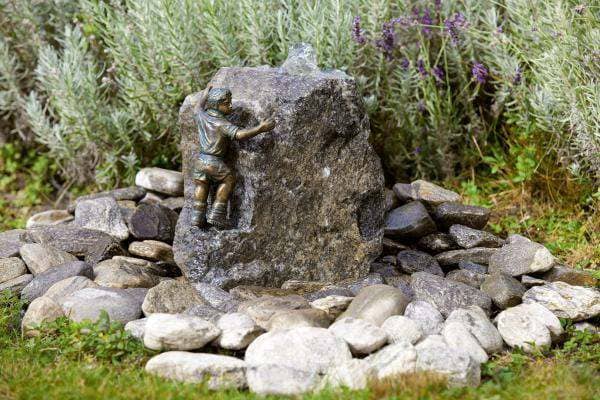 Skulptur aus Bronze am Steinbrunnen