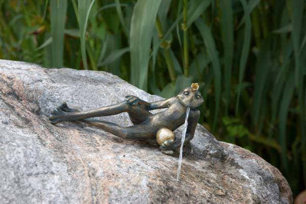 Lustige Frosch Figur mit Krone für eigenen Garten