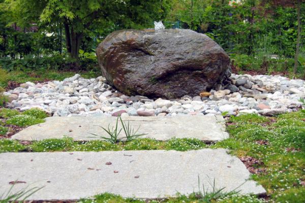 Großer Stein im Garten