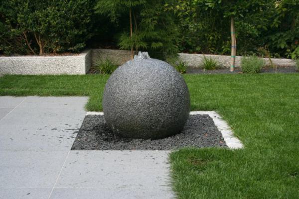 Runder Stein im Garten