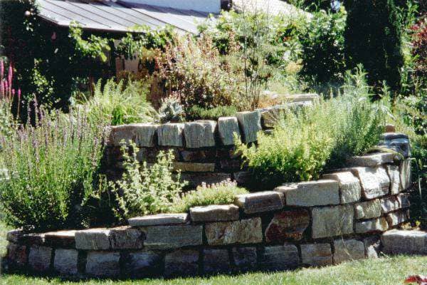 Gartenbau mit Steinen und Mauerbau