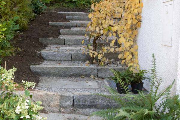 Treppenweg im eigenen Garten bauen lassen