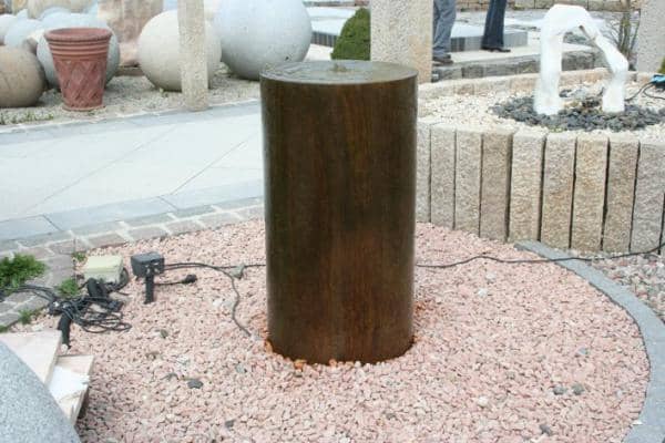 Runder moderner Brunnen in Holzoptik für Garten