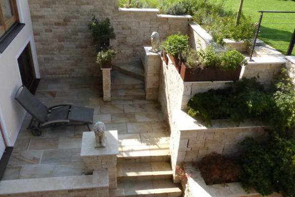 Moderne Stufenerrichtung im eigenen Garten